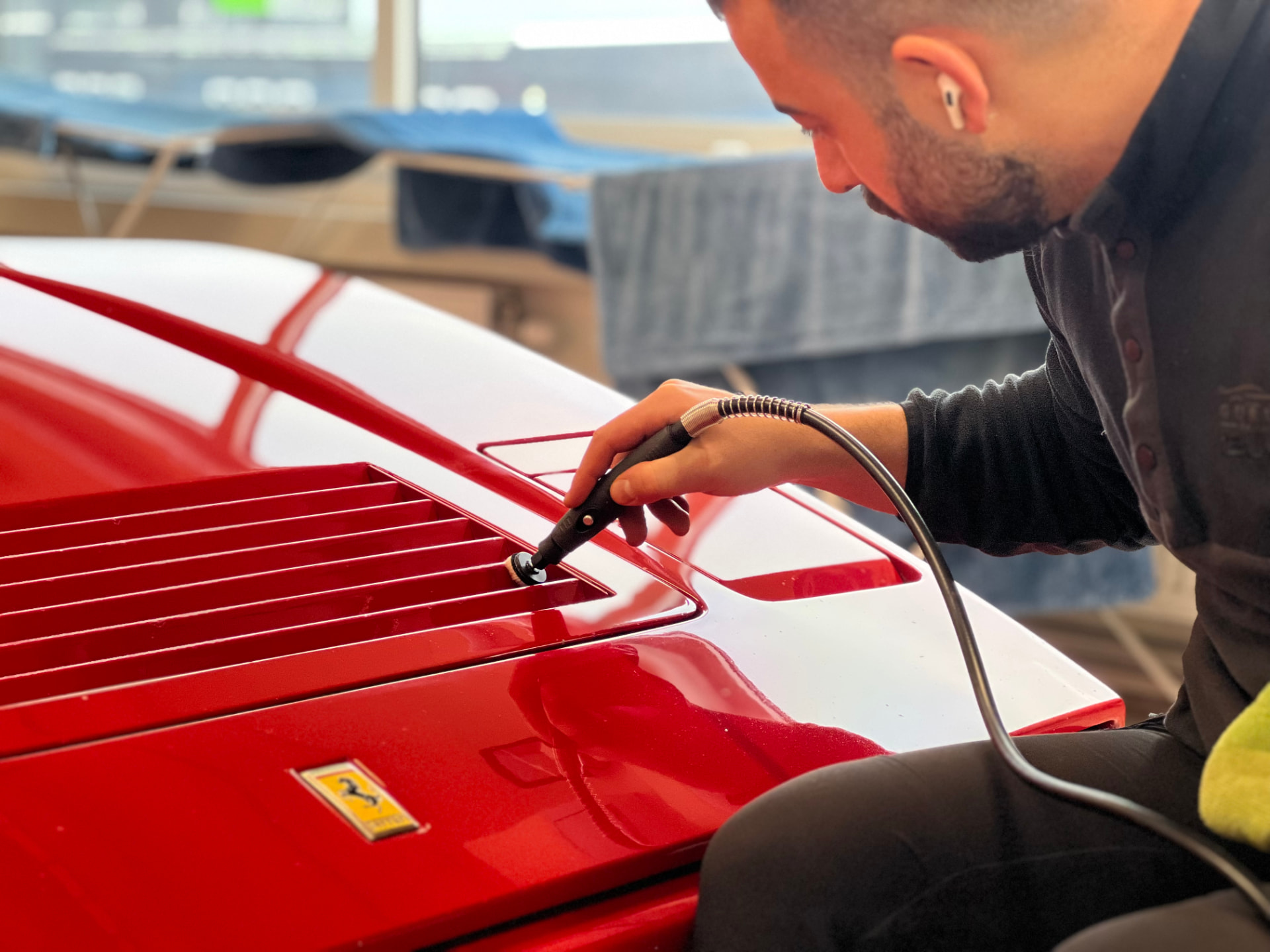 Tvätt och rekond — detaljputs av Ferrari